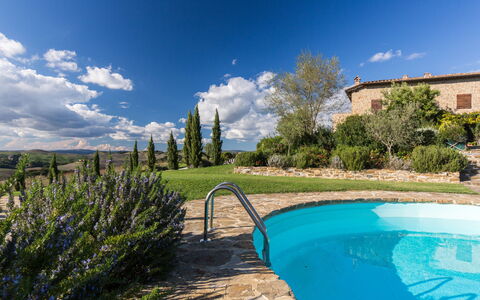 Appartamento Il Nido Di Giulia: Blue, Property, Sky, Real Estate, Water, Swimming Pool, Daytime, Estate, Azure, Residential Area