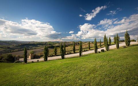 Appartamento Il Nido Di Giulia: Sky, Nature, Green, Cloud, Natural Landscape, Grass, Grassland, Daytime, Tree, Natural Environment