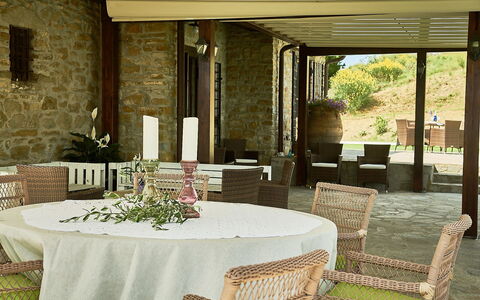 Villa Umbra: Property, Tablecloth, Room, Furniture, Restaurant, Interior Design, Building, Table, Dining Room, House