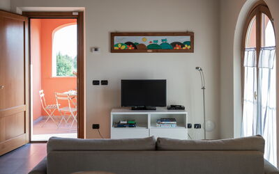 Loto: Property, Furniture, Building, Couch, Window, Wood, Interior Design, Comfort, Living Room, Flooring