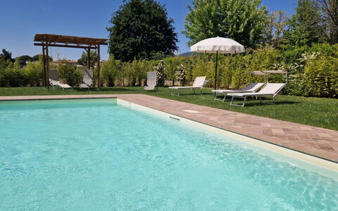 Podere i Gigli: Water, Plant, Sky, Property, Swimming Pool, Azure, Tree, Shade, Rectangle, Outdoor Furniture