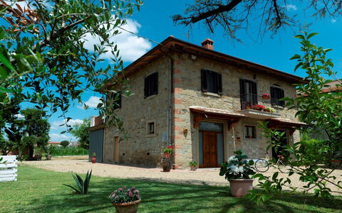 Podere i Gigli: Sky, Plant, Property, Window, Building, Cloud, Flowerpot, Green, Blue, Tree