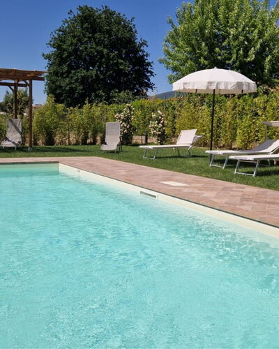 Podere i Gigli: Water, Plant, Sky, Property, Swimming Pool, Azure, Tree, Shade, Rectangle, Outdoor Furniture