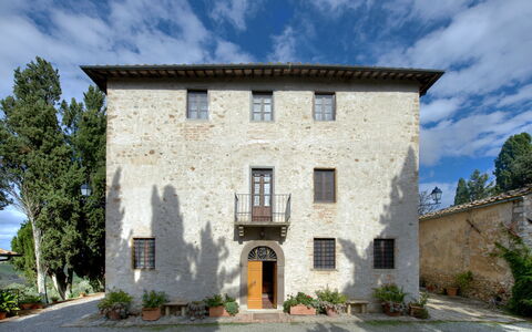 Villa Dorella Di Montaperti: Property, House, Building, Architecture, Real Estate, Home, Estate, Facade, Sky, Villa