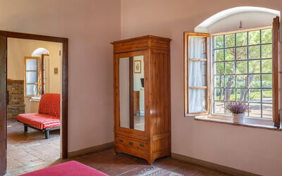 pratale-apartments-chianti-tavernelle-val-di-pesa-farmhouse-quadri-apartment-bedroom