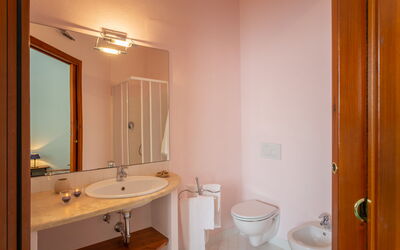 pratale-apartments-chianti-tavernelle-val-di-pesa-farmhouse-trilo-apartment-bathroom