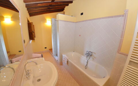 Batticapo di Ilaria: Property, Room, Bathroom, Building, Bathtub, Interior Design, House, Real Estate, Floor, Estate