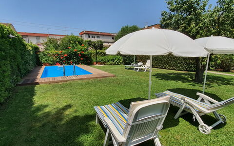 La Capannella: Plant, Sky, Furniture, Umbrella, Shade, Outdoor Furniture, Architecture, Tree, Chair, Grass