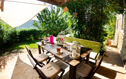 Podere L'istrice: Property, House, Room, Table, Patio, Home, Real Estate, Building, Furniture, Backyard