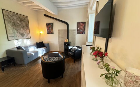 Alle Mura: Furniture, Interior Design, Flooring, Couch, Wall, Floor, Living Room, Wood, Room, Lighting