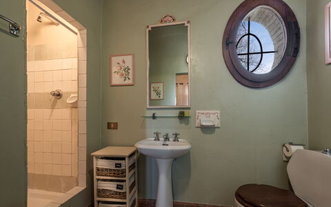 Terrazza e Libreria: Mirror, Sink, Property, Plumbing Fixture, Tap, Bathroom Sink, Bathroom, Purple, Interior Design