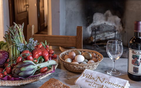 Terrazza e Libreria: Food, Tableware, Table, Plate, Dishware, Bottle, Ingredient, Stemware, Serveware, Tablecloth