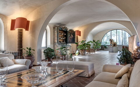 Terrazza e Libreria: Plant, Furniture, Table, Property, Couch, Houseplant, Interior Design, Building, Floor, Living Room