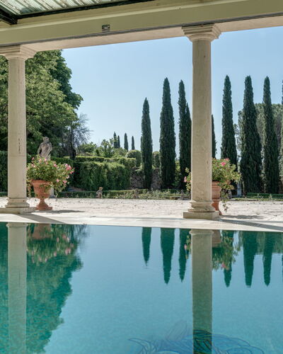 Terrazza e Libreria: Water, Plant, Sky, Building, Swimming Pool, Tree, Leisure, Real Estate, Composite Material, Landscape