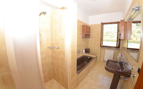 Villa Vaniglia Proprietà: Property, Room, Bathroom, House, Floor, Building, Real Estate, Interior Design, Tile, Home