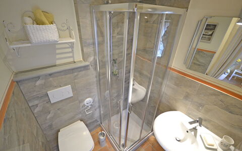 Appartamento Maccari: Property, Bathroom, Room, House, Glass, Plumbing Fixture, Interior Design, Floor, Tile