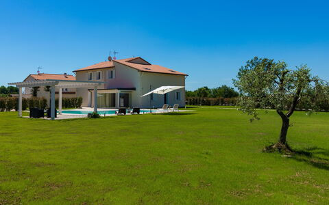 Villa Le Terme: Property, Home, House, Land Lot, Real Estate, Building, Estate, Grass, Residential Area, Architecture