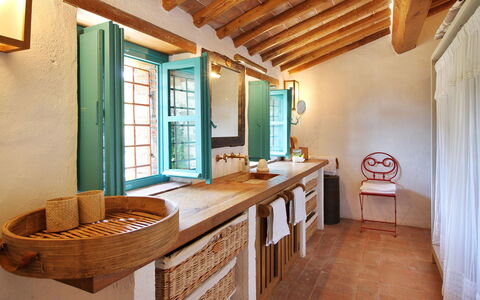 Macennere: Room, Property, Building, Bathroom, House, Interior Design, Furniture, Ceiling, Real Estate, Floor