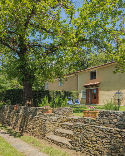 Di Carlino: Plant, Sky, Building, Property, Window, Tree, Land Lot, House, Architecture, Cloud