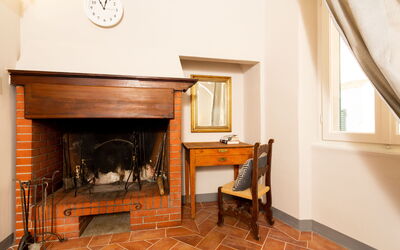 Suite Dreosti: Hearth, Property, Room, Fireplace, Real Estate, Living Room, House, Interior Design, Building, Floor