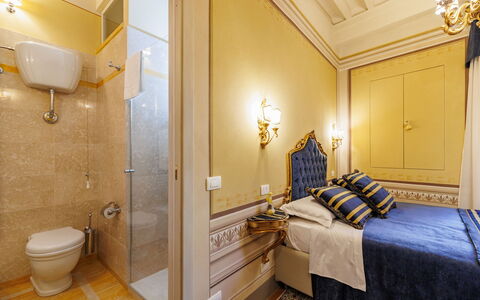 Appartamento Zefferini: Plumbing Fixture, Building, Mirror, Comfort, Lighting, Bathroom, Wood, Interior Design, Floor, Flooring