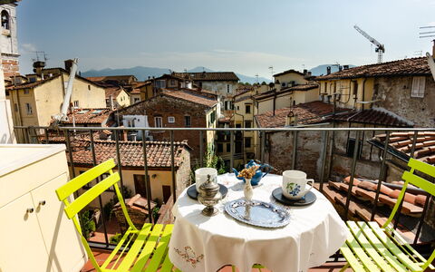 Sinidio: Property, Town, Building, Tourism, Vacation, House, Restaurant, Architecture, Real Estate, Roof