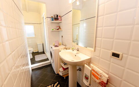 Sinidio: Bathroom, Property, Room, Interior Design, Real Estate, Tile, Building, House, Plumbing Fixture, Architecture