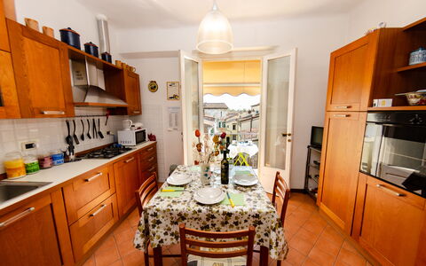 Sinidio: Countertop, Room, Property, Furniture, Kitchen, Cabinetry, Building, Interior Design, House, Floor