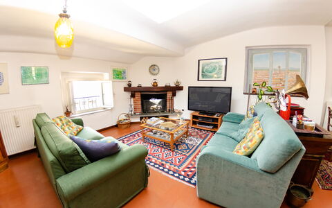 Sinidio: Living Room, Furniture, Room, Property, Interior Design, Green, Couch, Building, Real Estate, Table