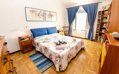 Sinidio: Bedroom, Bed, Room, Furniture, Property, Bed Sheet, Bed Frame, Interior Design, Bedding, Floor