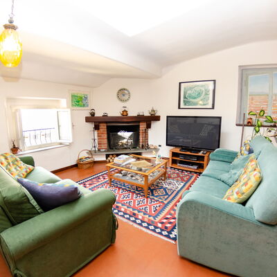 Sinidio: Living Room, Furniture, Room, Property, Interior Design, Green, Couch, Building, Real Estate, Table