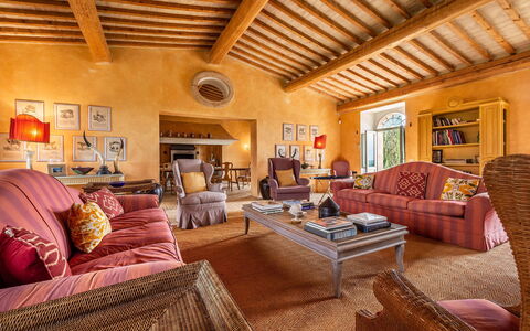 Lavacchio 14: Furniture, Couch, Table, Wood, Interior Design, Picture Frame, Floor, Living Room, Comfort, Flooring