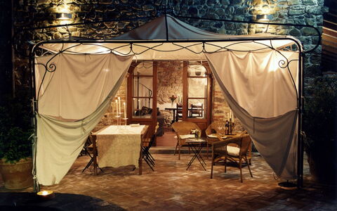 La Boutique del Cardinale: Furniture, Property, Tent, Plant, Chair, Shade, Leisure, Tints And Shades, Event