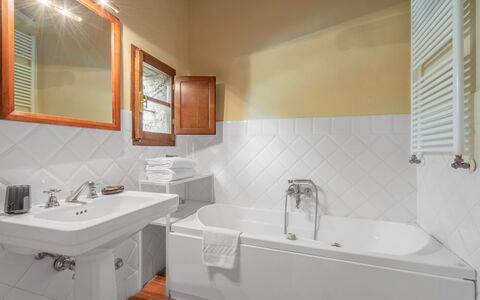 Casa Dell'ambasciatore: Bathroom, Plumbing Fixture, Bathtub, Flooring, Interior Design, Floor, Tap, Sink, Plumbing, Tile