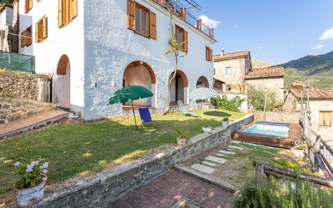 Casa Alice: Property, Building, House, Town, Neighbourhood, Architecture, Real Estate, Sky, Residential Area, Vacation