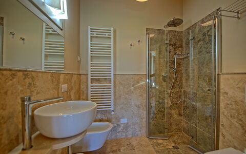 Il Sole Di Vino: Bathroom, Room, Property, Floor, Tile, Wall, Interior Design, Building, Plumbing Fixture, Bathtub
