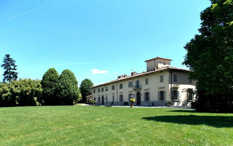 Villa Sandra: Property, Estate, House, Building, Mansion, Home, Lawn, Real Estate, Grass, Architecture
