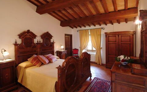Villa Fontanelle: Wood, Lighting, Bed, Room, Interior Design, Hardwood, Property, Textile, Bedroom, Bedding