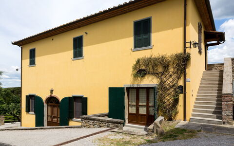 Casale Vacanze Il Granaio: House, Property, Yellow, Building, Home, Town, Facade, Real Estate, Architecture, Wall