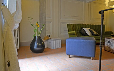 Appartamento Tommasi Fierli: Room, Floor, Property, Furniture, Interior Design, Tile, Building, Flooring, House, Real Estate