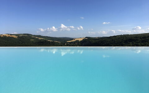 Casale De Conti: Body Of Water, Blue, Sky, Water, Water Resources, Turquoise, Aqua, Lake, Azure, Sea
