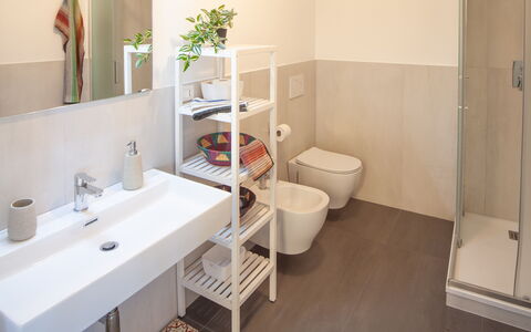Il Giardino Sul Mare - Levanto: Tap, Sink, Plumbing Fixture, Building, Bathroom Sink, Bathroom, Plant, Interior Design, Floor, Flooring