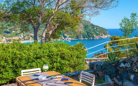 Il Giardino Sul Mare - Levanto: Property, Vegetation, Real Estate, Tree, Vacation, Tourism, House, Leisure, Landscape, Bay