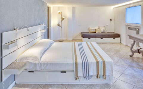 Il Giardino Sul Mare - Levanto: Bedroom, Furniture, Bed, Room, Property, Bed Frame, Interior Design, Bed Sheet, Suite, Floor