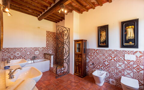 Podere a Lafi: Property, Wood, Interior Design, Floor, Bathtub, Flooring, Wall, Picture Frame, Bathroom, Real Estate