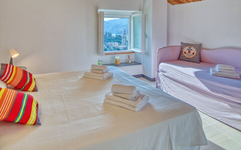 Il Frantoio Del Mesco - Levanto: Room, Tablecloth, Wood, Interior Design, Property, Textile, Home, Linens, Wall, Furniture