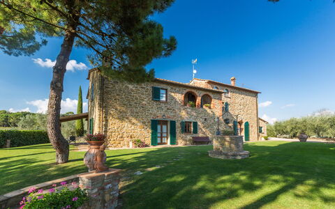 Villa Poggiospinoso: Property, House, Estate, Home, Building, Sky, Real Estate, Grass, Tree, Architecture