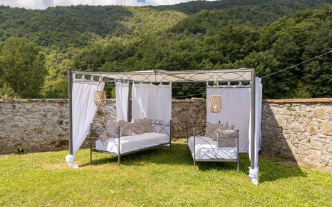 Villa Il Biancospino: Property, Cloud, Sky, Plant, Shade, Land Lot, Tree, Leisure, Grass, Tent