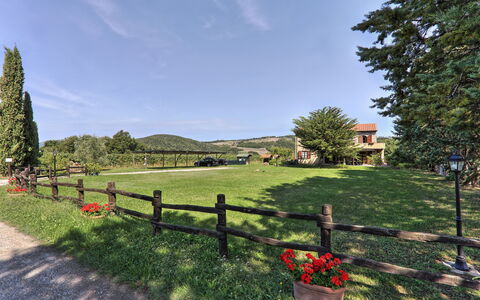 Agriturismo Le Selvole: Sky, Plant, Cloud, Tree, Fence, Botany, Natural Landscape, Land Lot, Vegetation, Grass