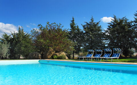 Agriturismo Le Selvole: Water, Sky, Cloud, Plant, Swimming Pool, Blue, Tree, Outdoor Furniture, Shade, Natural Landscape
